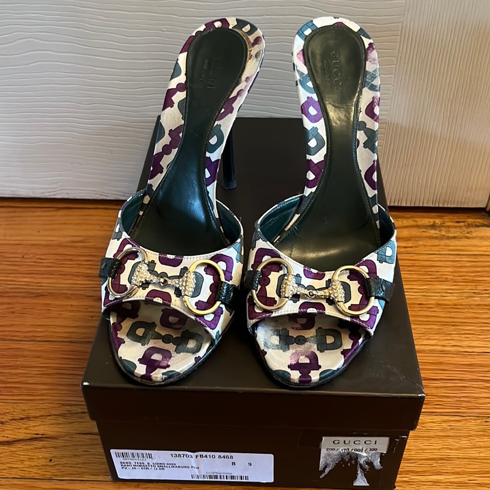 Gucci silk pumps size 9 comes with original box and spare pieces for heels